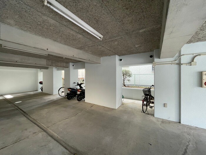 物件外観写真4　(駐輪場)