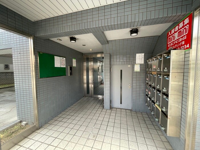 物件外観写真5　(エントランス部分)