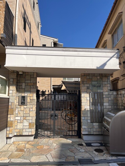 物件外観写真2　(エントランス部分)