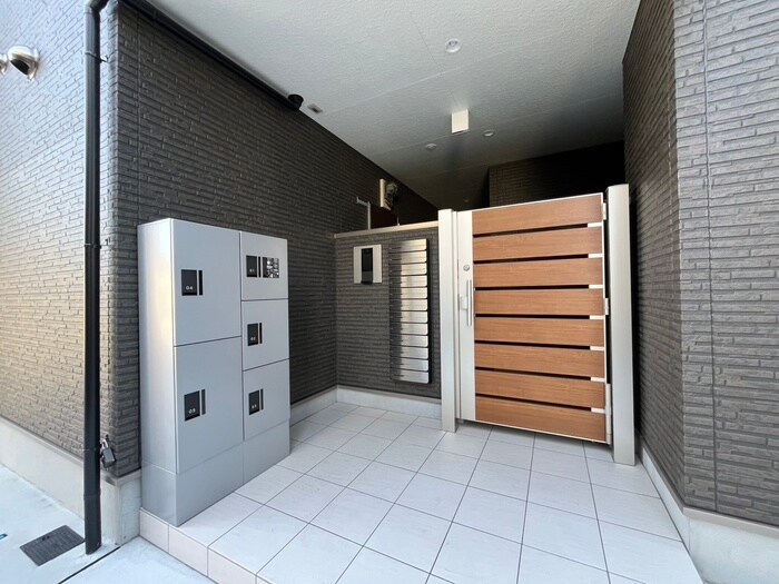 物件外観写真2　(エントランス部分)