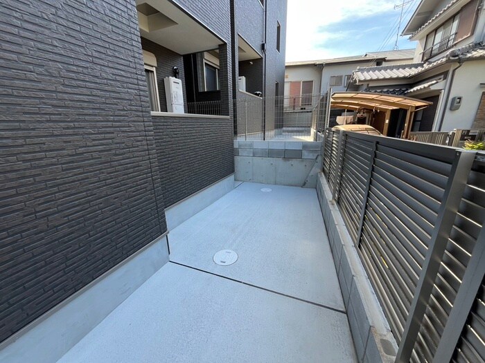 物件外観写真5　(バイク置き場)