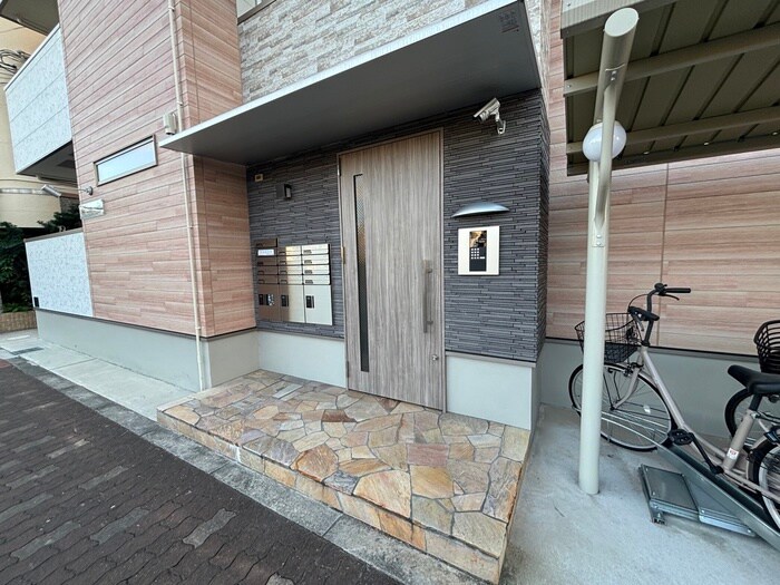 物件外観写真4　(エントランス部分)