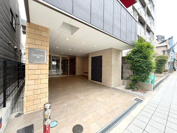 物件外観写真2　(エントランス部分)