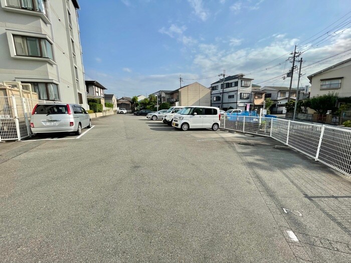物件外観写真3　(駐車場)