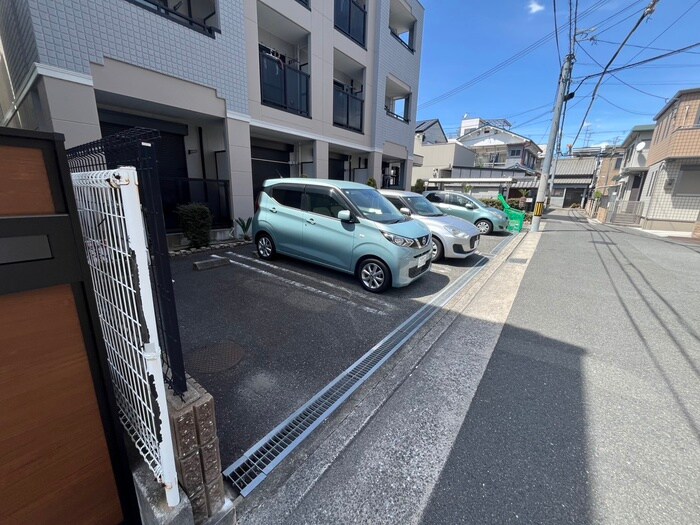 物件外観写真6　(駐車場)