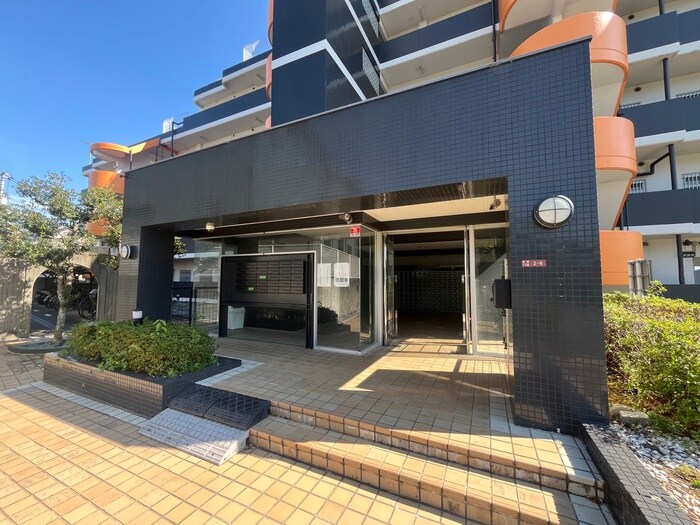 物件外観写真2　(エントランス部分)