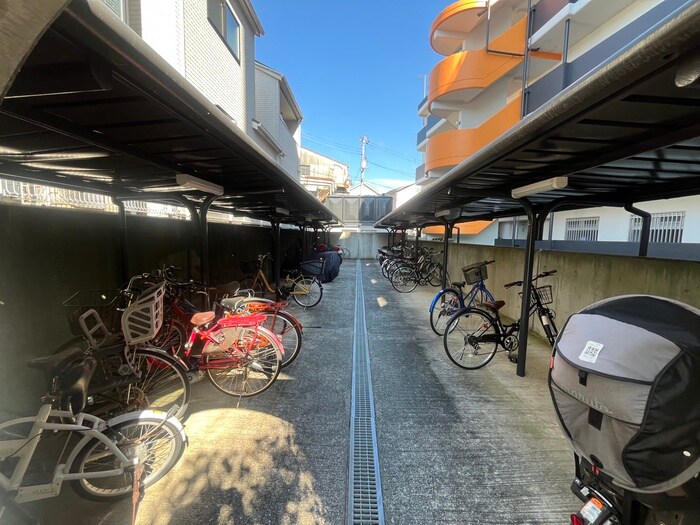 物件外観写真4　(駐輪場)