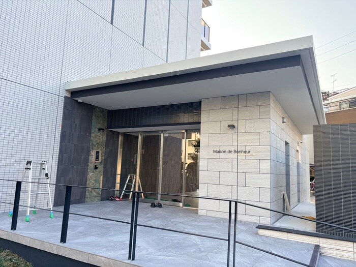 物件外観写真3　(エントランス部分)