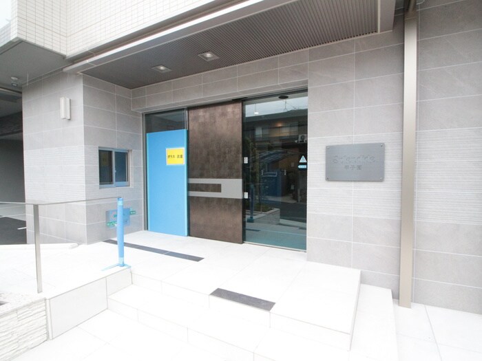 物件外観写真5　(エントランス部分)