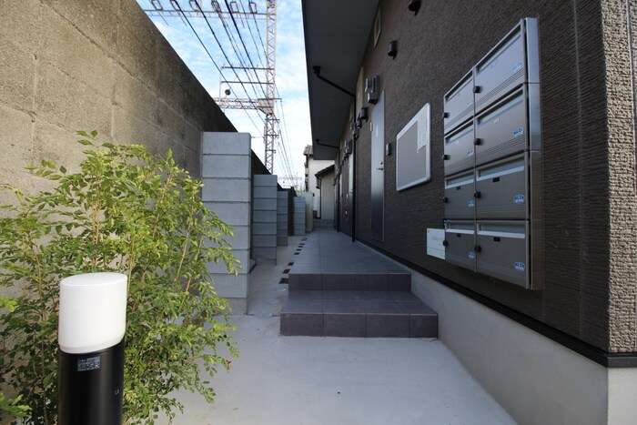 物件外観写真3　(エントランス部分)