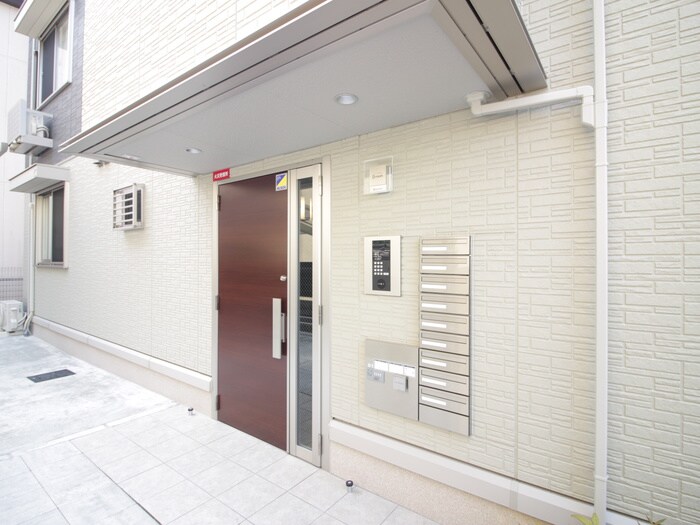 物件外観写真3　(エントランス部分)