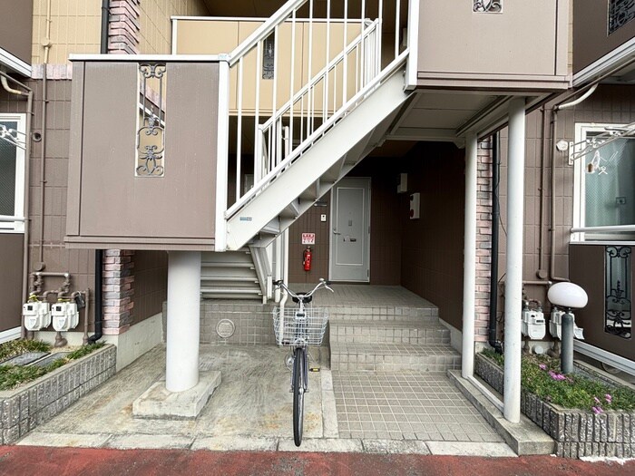 物件外観写真4　(エントランス部分)