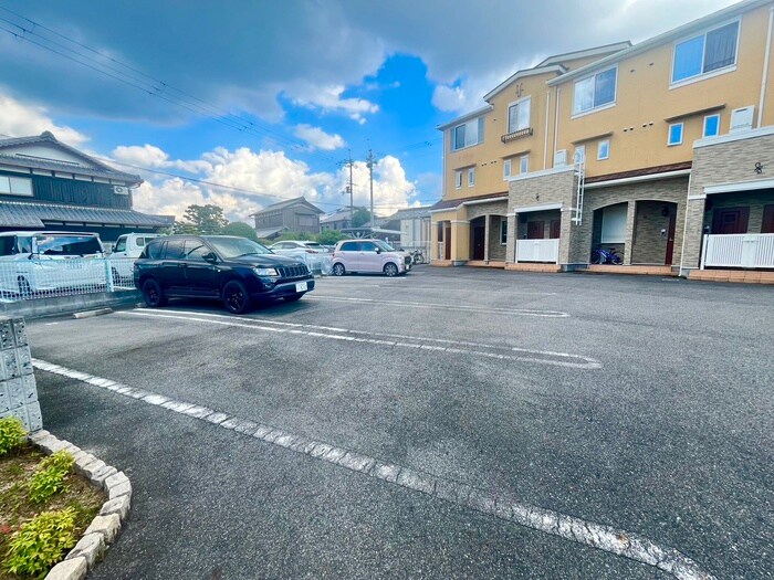 物件外観写真3　(駐車場)