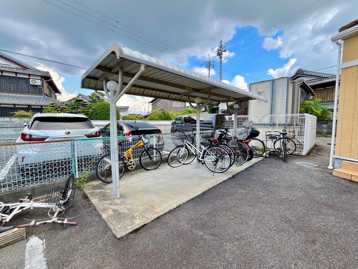物件外観写真4　(駐輪場)