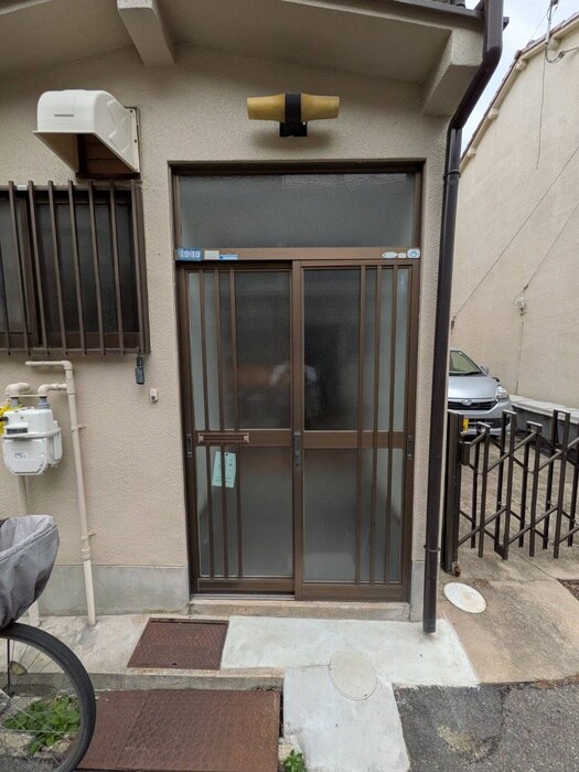 物件外観写真4　(エントランス部分)