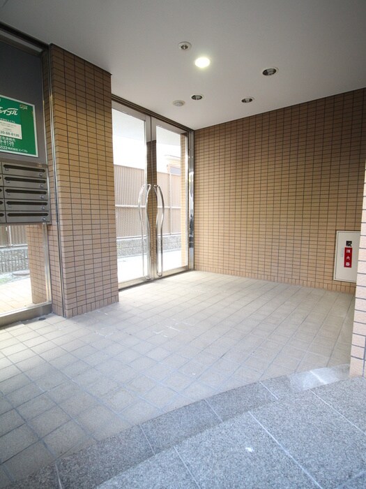 物件外観写真6　(エントランス部分)