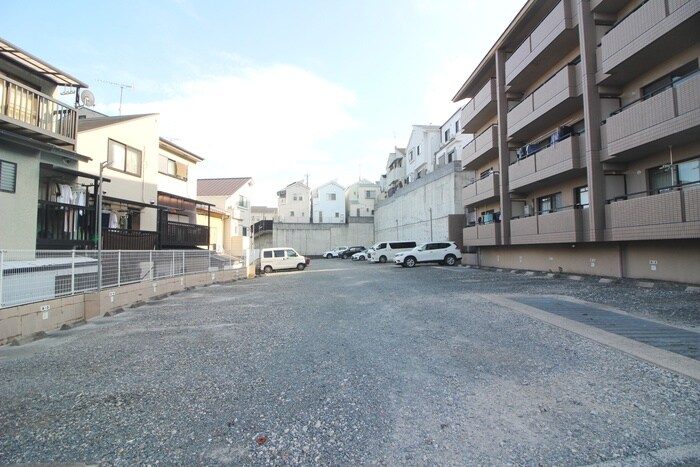 物件外観写真2　(駐車場)