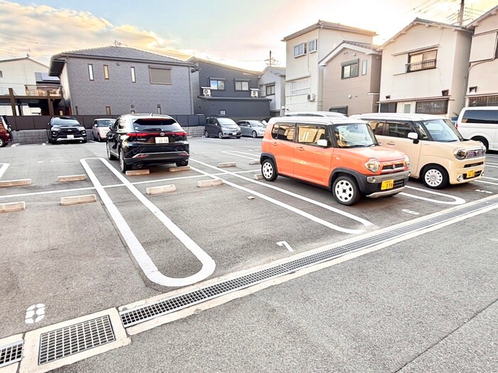物件外観写真3　(駐車場)