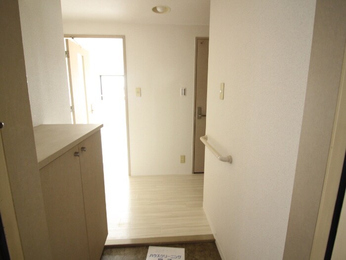 物件内観写真4　(玄関)