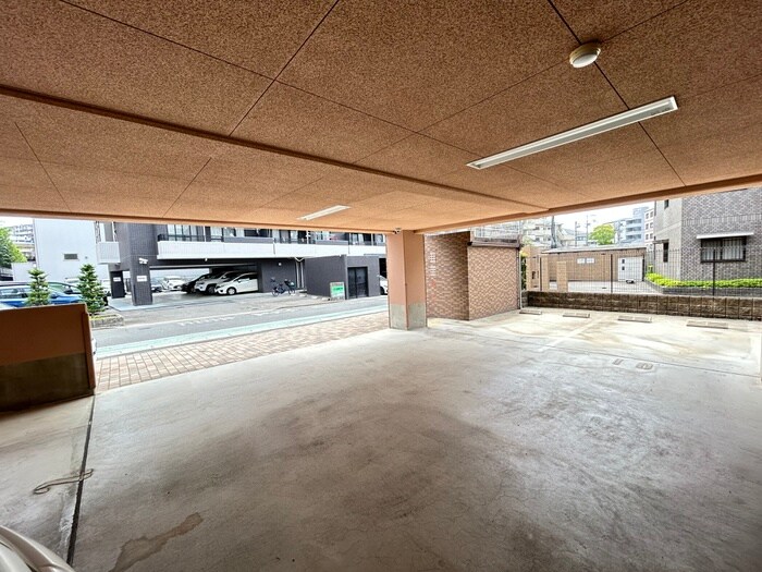 物件外観写真4　(駐車場)