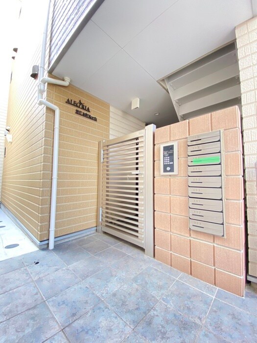 物件外観写真3　(エントランス部分)