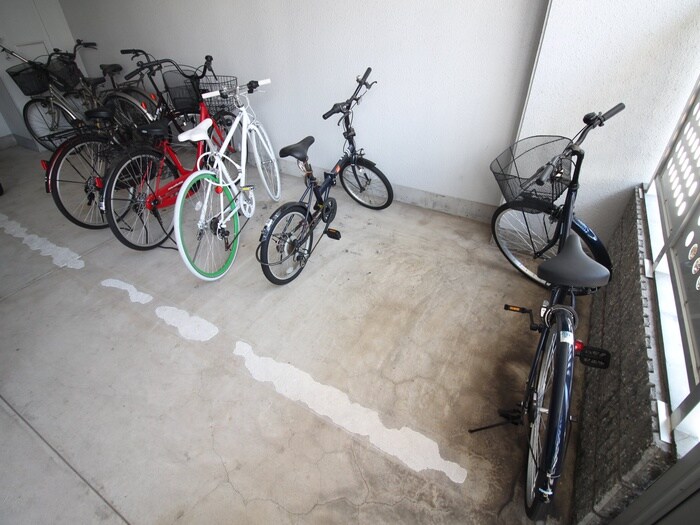 物件外観写真4　(駐輪場)