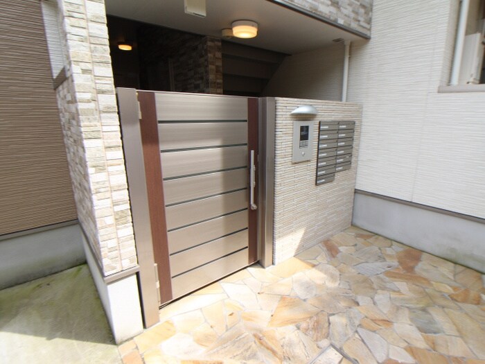 物件外観写真5　(エントランス部分)