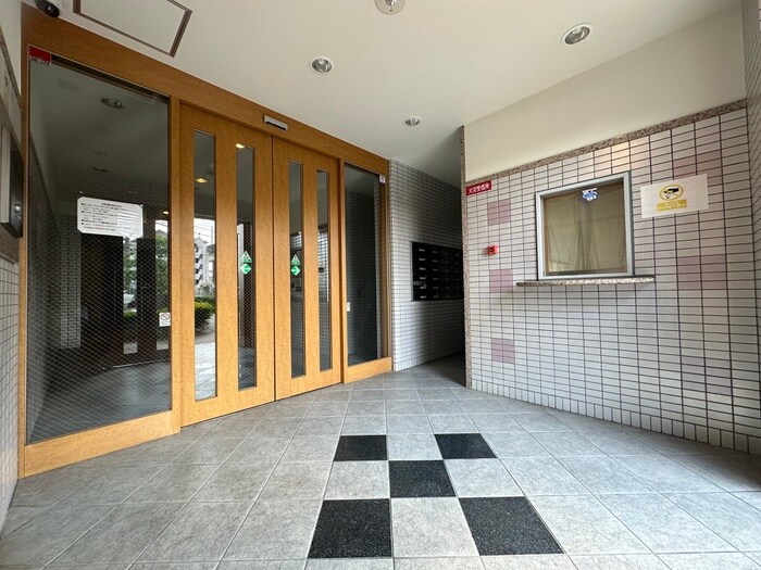 物件外観写真6　(エントランス部分)