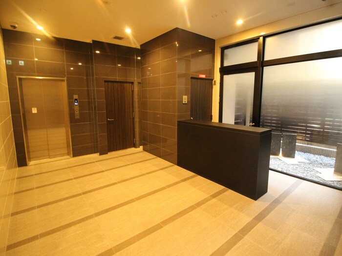 物件外観写真5　(エントランス部分)