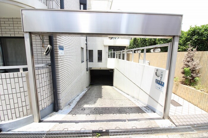 物件外観写真4　(駐車場)