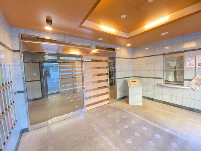 物件外観写真2　(エントランス部分)