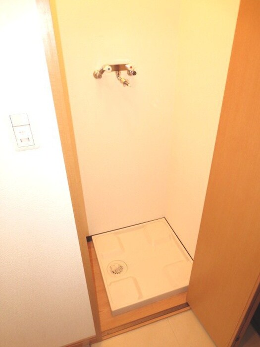 物件内観写真16　(洗濯機置場)