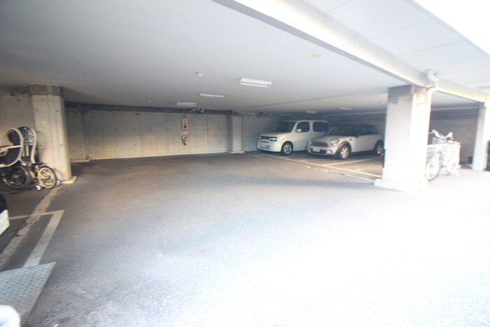 物件外観写真4　(駐車場)