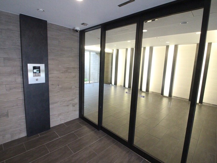 物件外観写真4　(エントランス部分)