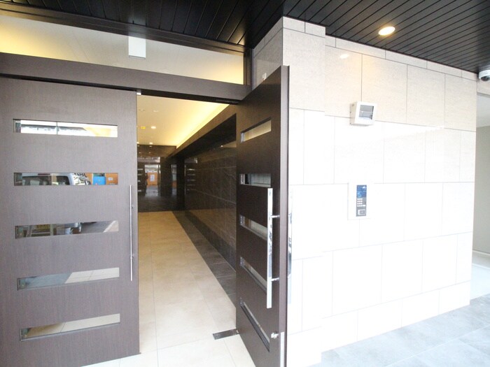 物件外観写真3　(エントランス部分)