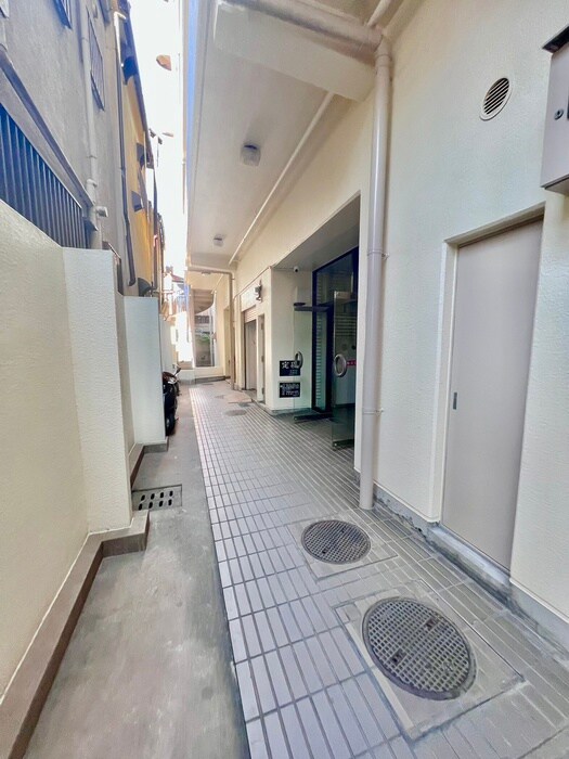 物件外観写真4　(エントランス部分)