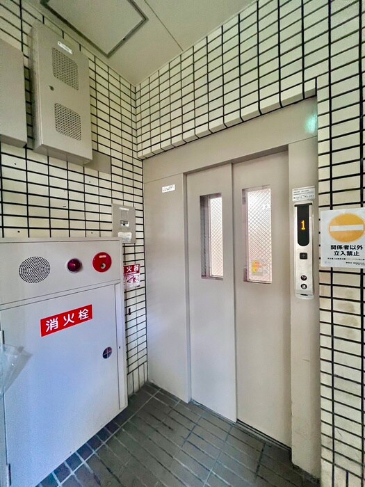 物件外観写真5　(エントランス部分)