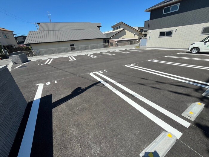 物件外観写真5　(駐車場)