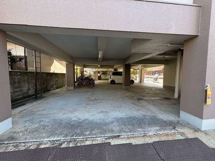 物件外観写真5　(駐車場)