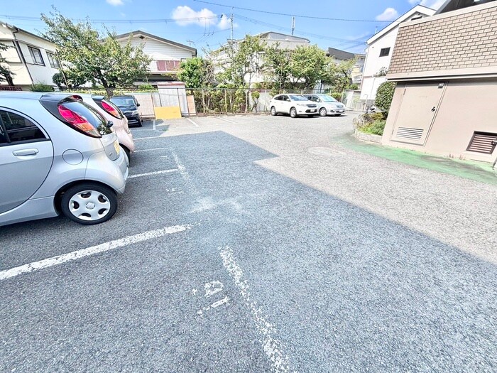 物件外観写真4　(駐車場)