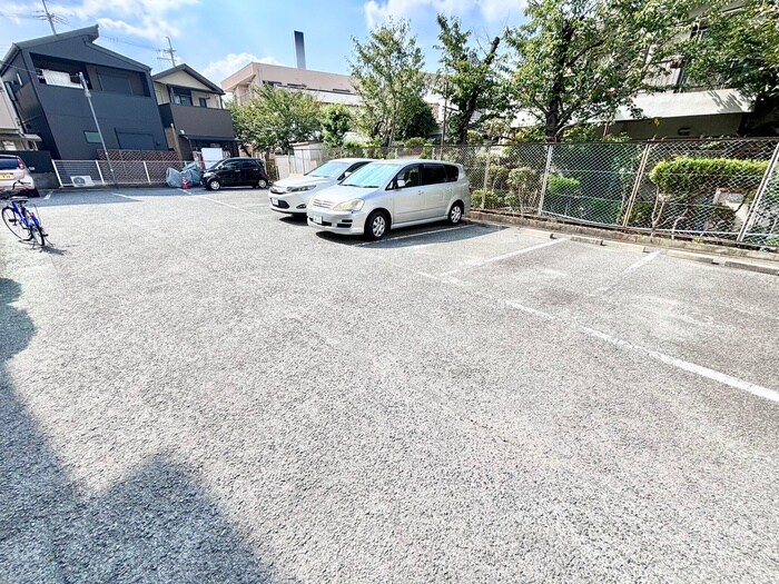 物件外観写真5　(駐車場)