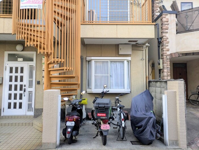 物件外観写真3　(駐輪場)