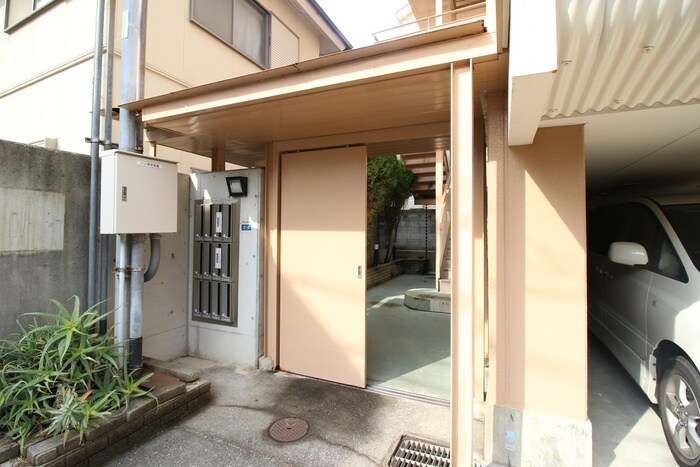 物件外観写真2　(エントランス部分)