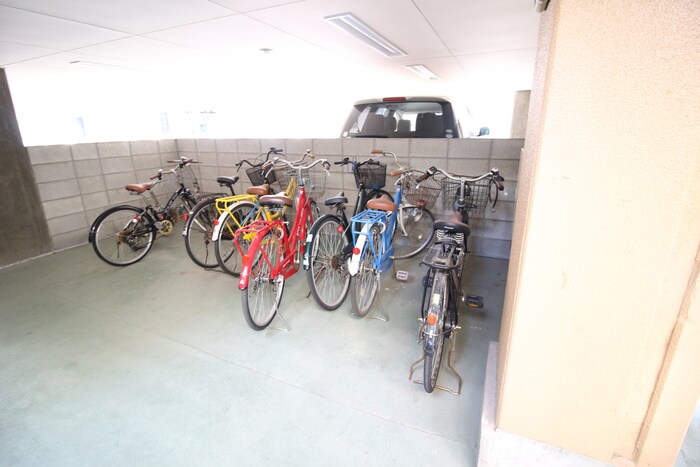 物件外観写真4　(駐輪場)