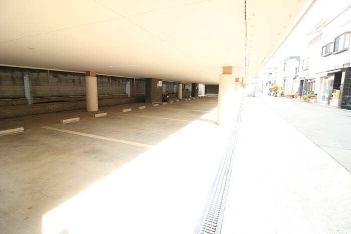 物件外観写真5　(駐車場)