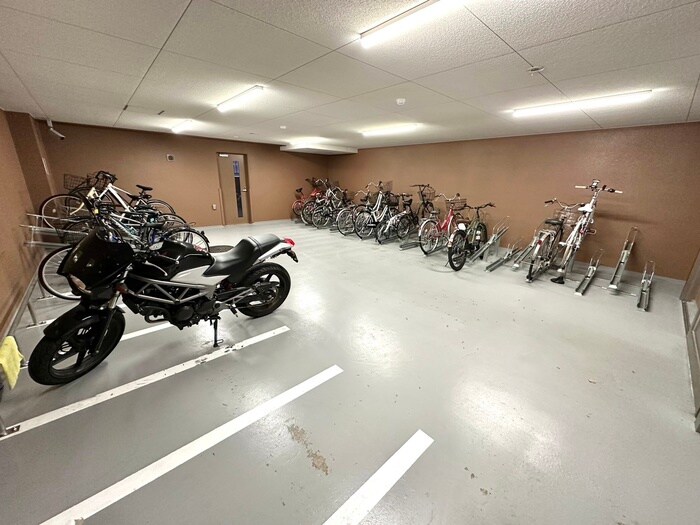 物件外観写真3　(駐輪場)