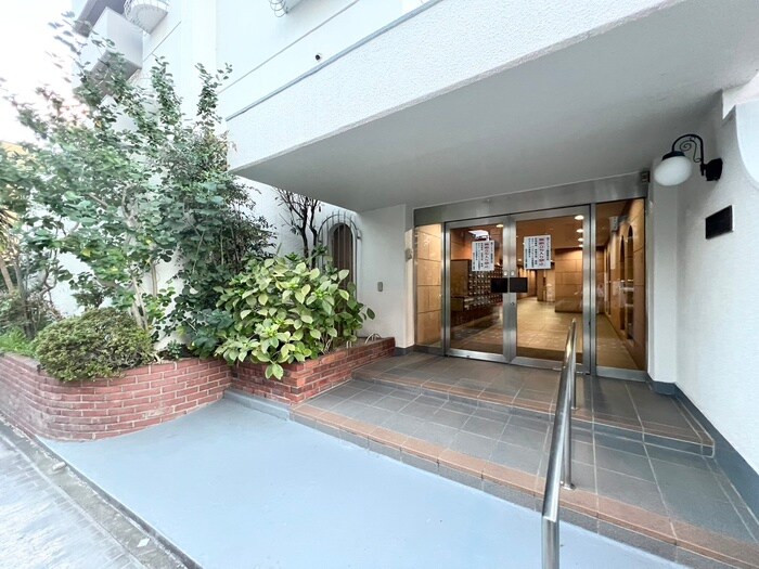 物件外観写真2　(エントランス部分)