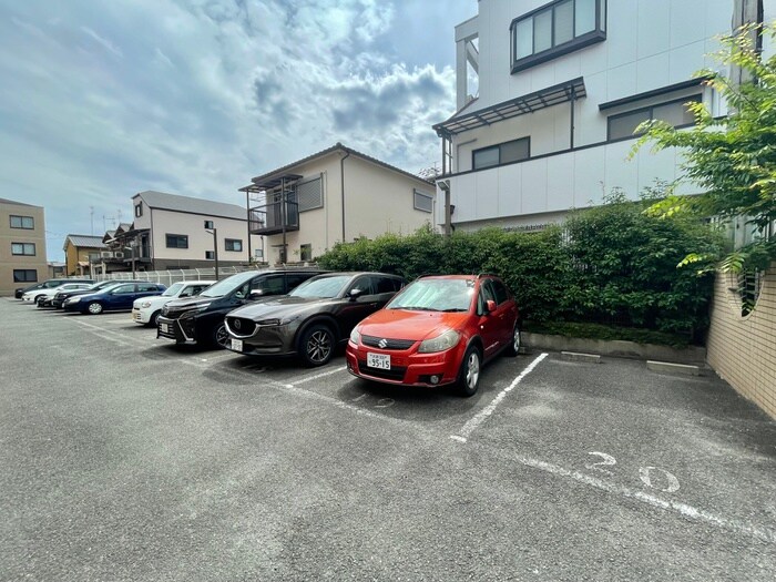 物件外観写真3　(駐車場)
