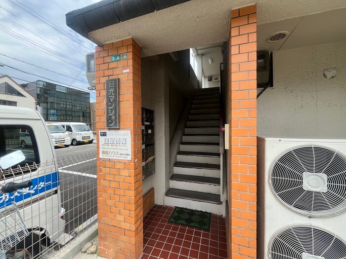 物件外観写真2　(エントランス部分)