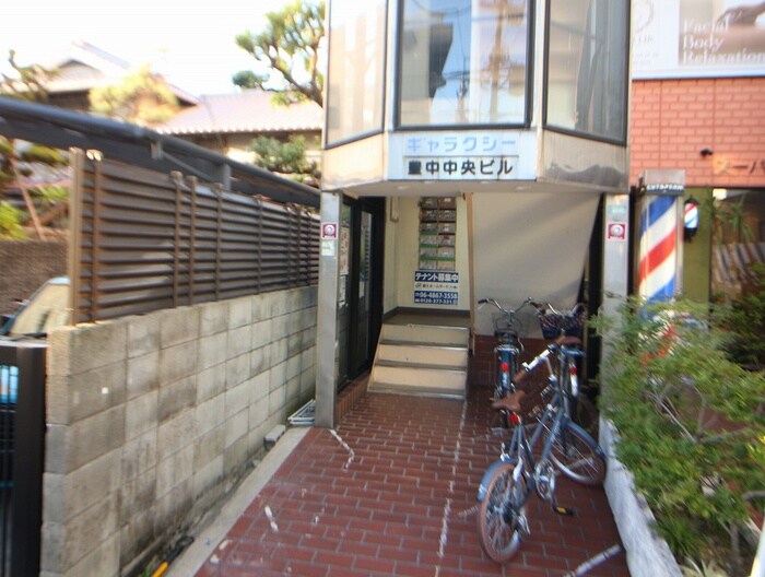 物件外観写真3　(エントランス部分)